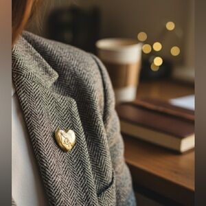 EUC Disney Brooch Pin Gold Mickey Hand Wand